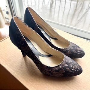 Naturalizer Shoes - Size 4.5 with Lace Pattern.